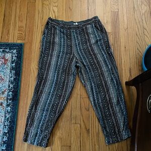 Jessica Simpson patterned capri pants